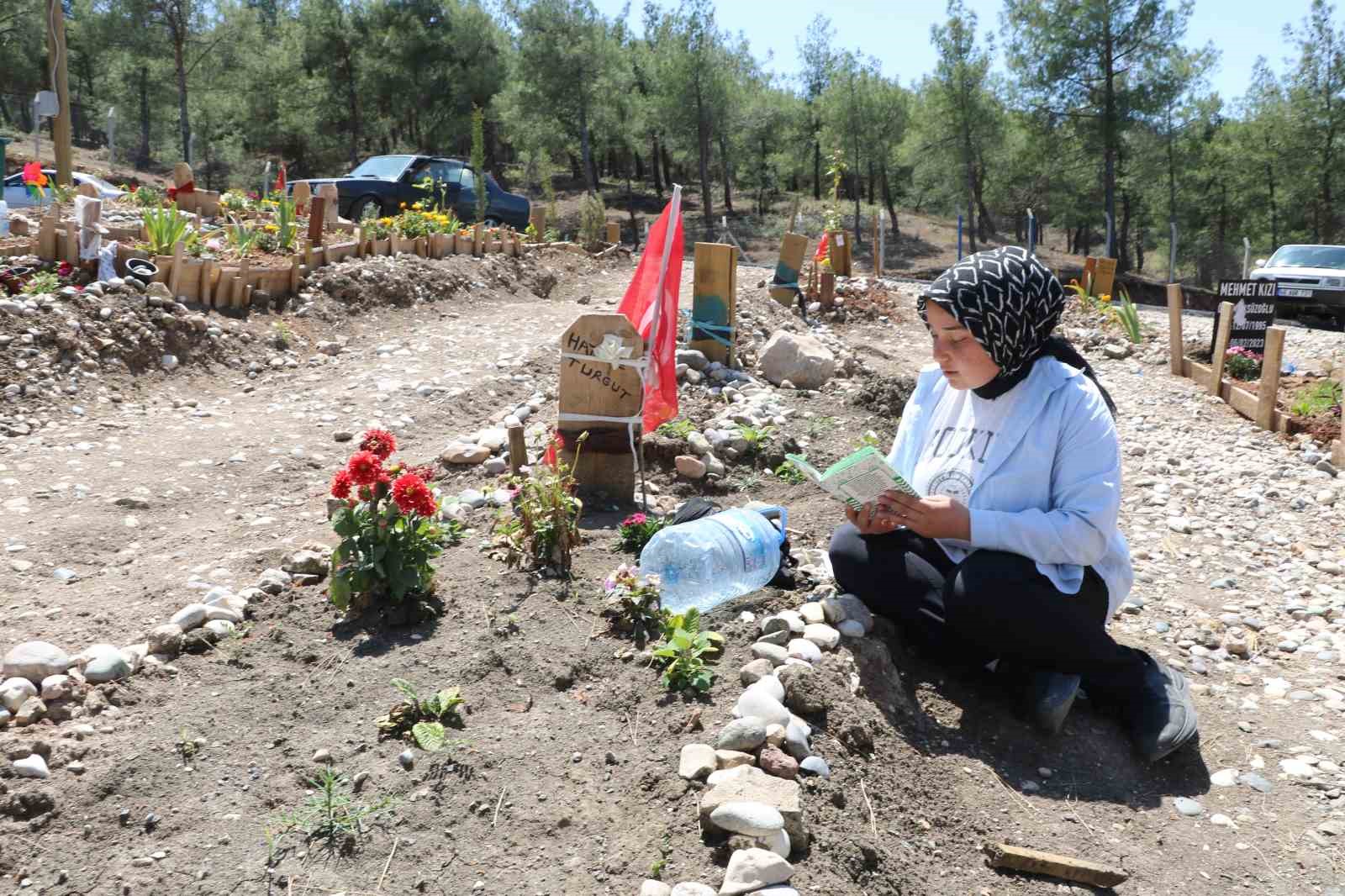KAHRAMANMARAŞ’TA MEYDANA GELEN DEPREMLER SONRASI AİLELERİNİ KAYBEDEN VATANDAŞLAR, MEZARLIKLARA GELEREK