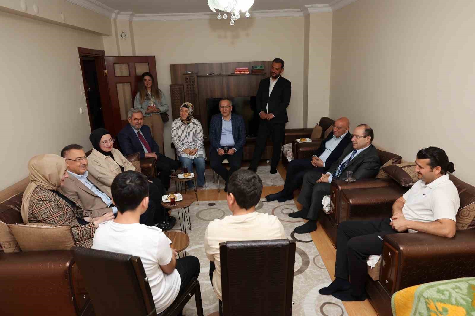 CUMHURBAŞKANI YARDIMCISI FUAT OKTAY, EŞİ HÜMEYRA ŞAHİN OKTAY İLE BİRLİKTE