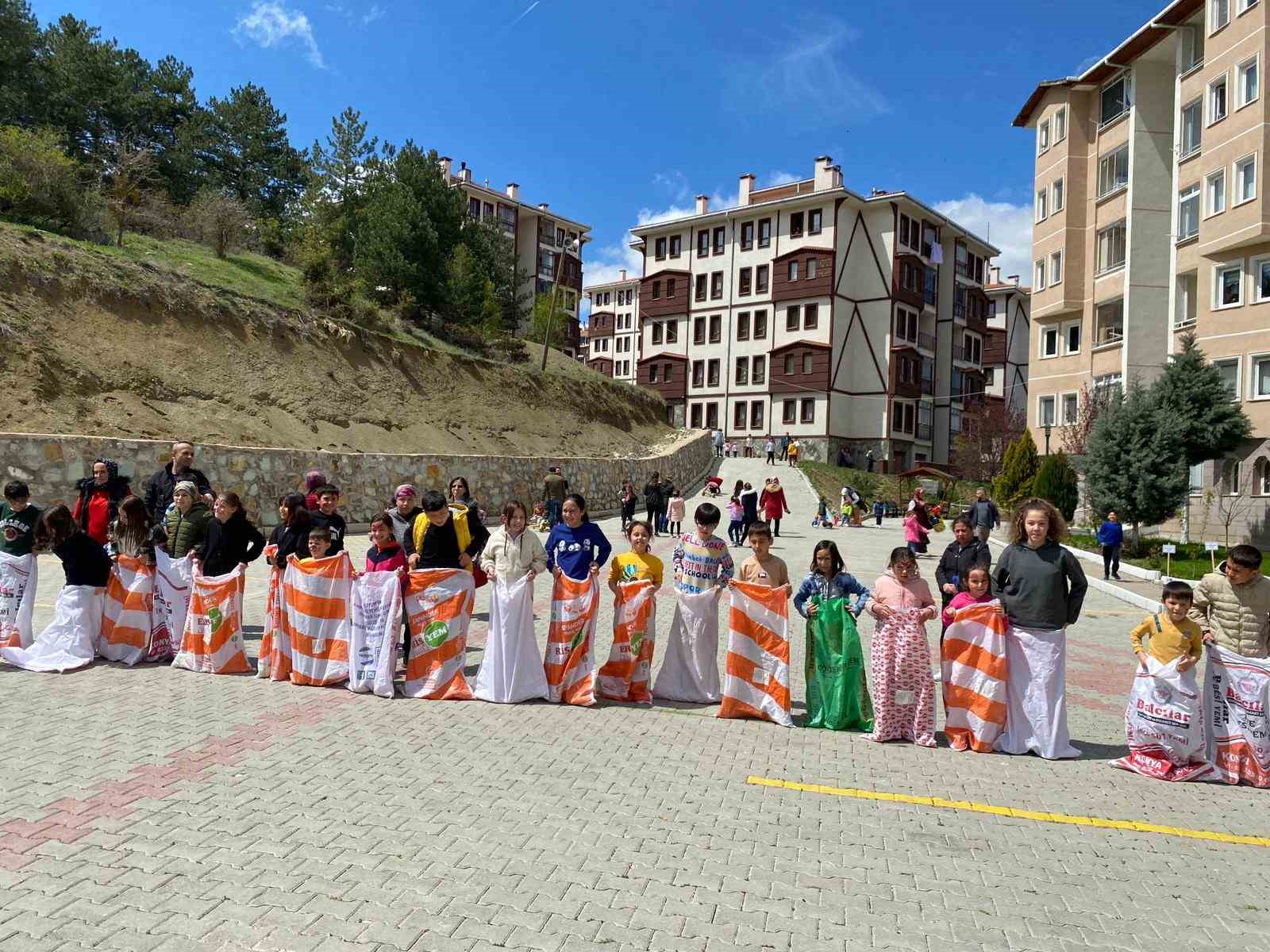 BOLU'NUN MUDURNU İLÇESİNDE DEPREMZEDELERE ÇOCUKLARA YÖNELİK ETKİNLİK DÜZENLENDİ. ÇUVAL, YUMURTA