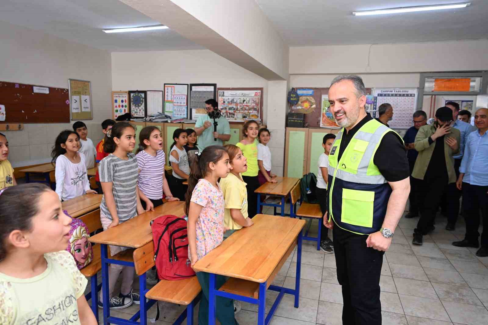 HATAY’DA DEPREMİN YARALARINI SARMAK İÇİN YOĞUN BİR ÇABA HARCAYAN BURSA