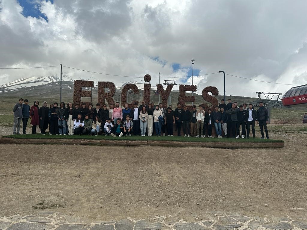 TOMARZA FEN LİSESİ EV SAHİPLİĞİNDE DEPREM BÖLGESİNDEN KAYSERİ'YE GELEN 45