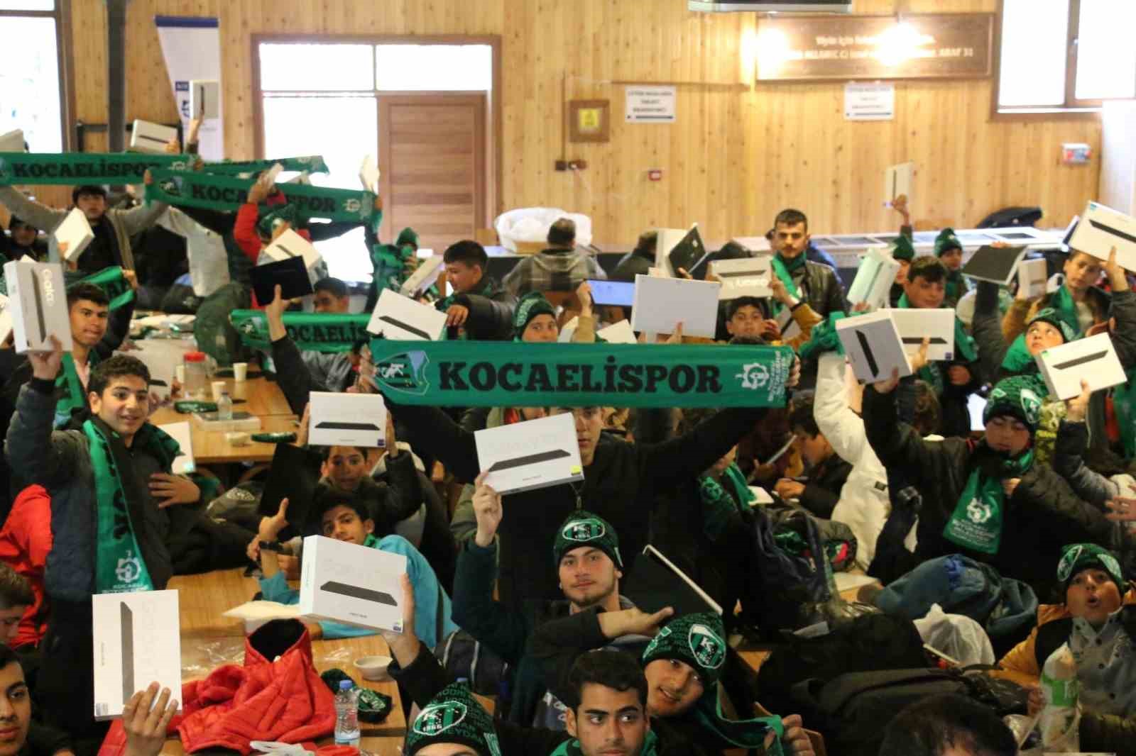 KOCAELİ'DE MİSAFİR EDİLEN DEPREMZEDE ÖĞRENCİLERE EĞİTİMLERİNE DESTEK VERMEK AMACIYLA TABLET