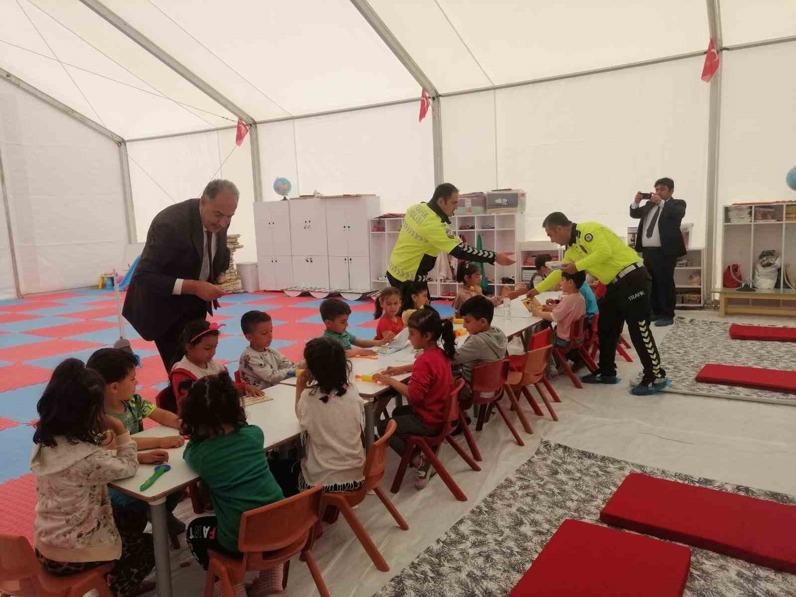 DEPREMZEDE ÖĞRENCİLERE TRAFİK EĞİTİMİ