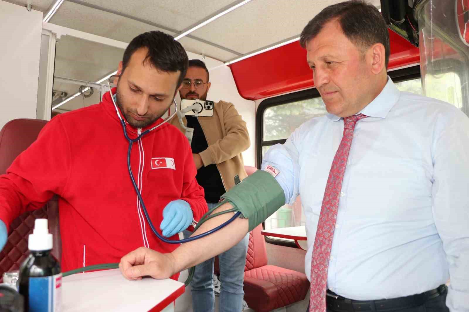 KAYSERİ'DE YURTLARDA KALAN DEPREMZEDELER, KAN BAĞIŞI KAMPANYASI YOĞUN İLGİ GÖSTERDİ.