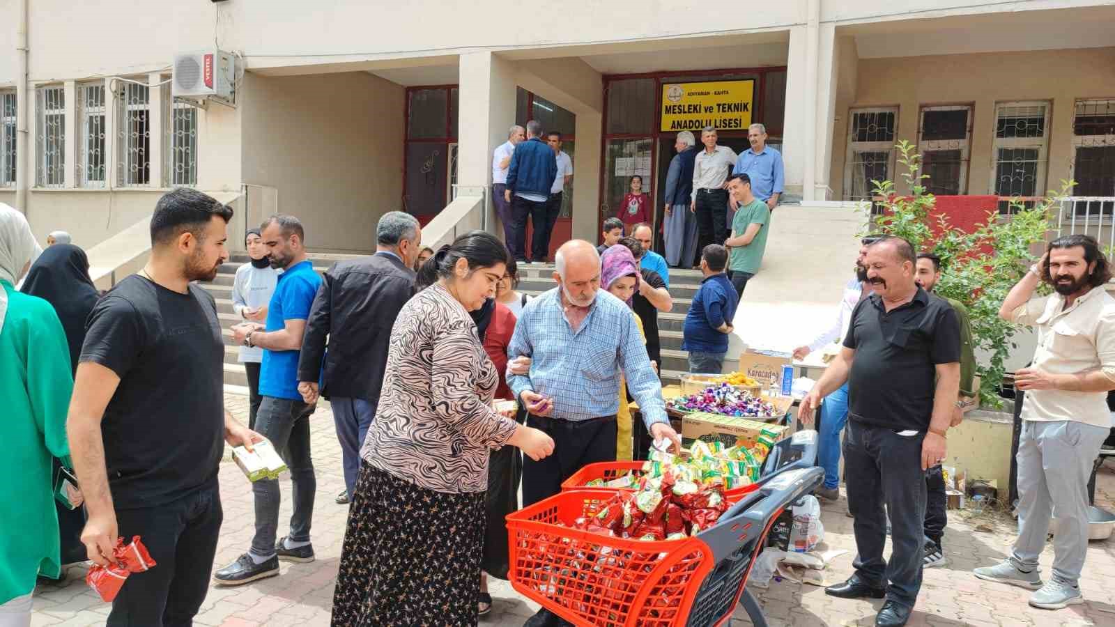 ADIYAMAN’IN KAHTA İLÇESİNDEKİ BİR MUHTAR, OY KULLANAN VATANDAŞLARA ÜCRETSİZ İKRAMDA