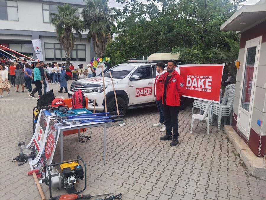DÜZCE ARAMA KURTARMA DERNEĞİ (DAKE) ANTALYA’DA DÜZENLENEN DEPREMZEDELERE YARDIM PANAYIRINDA