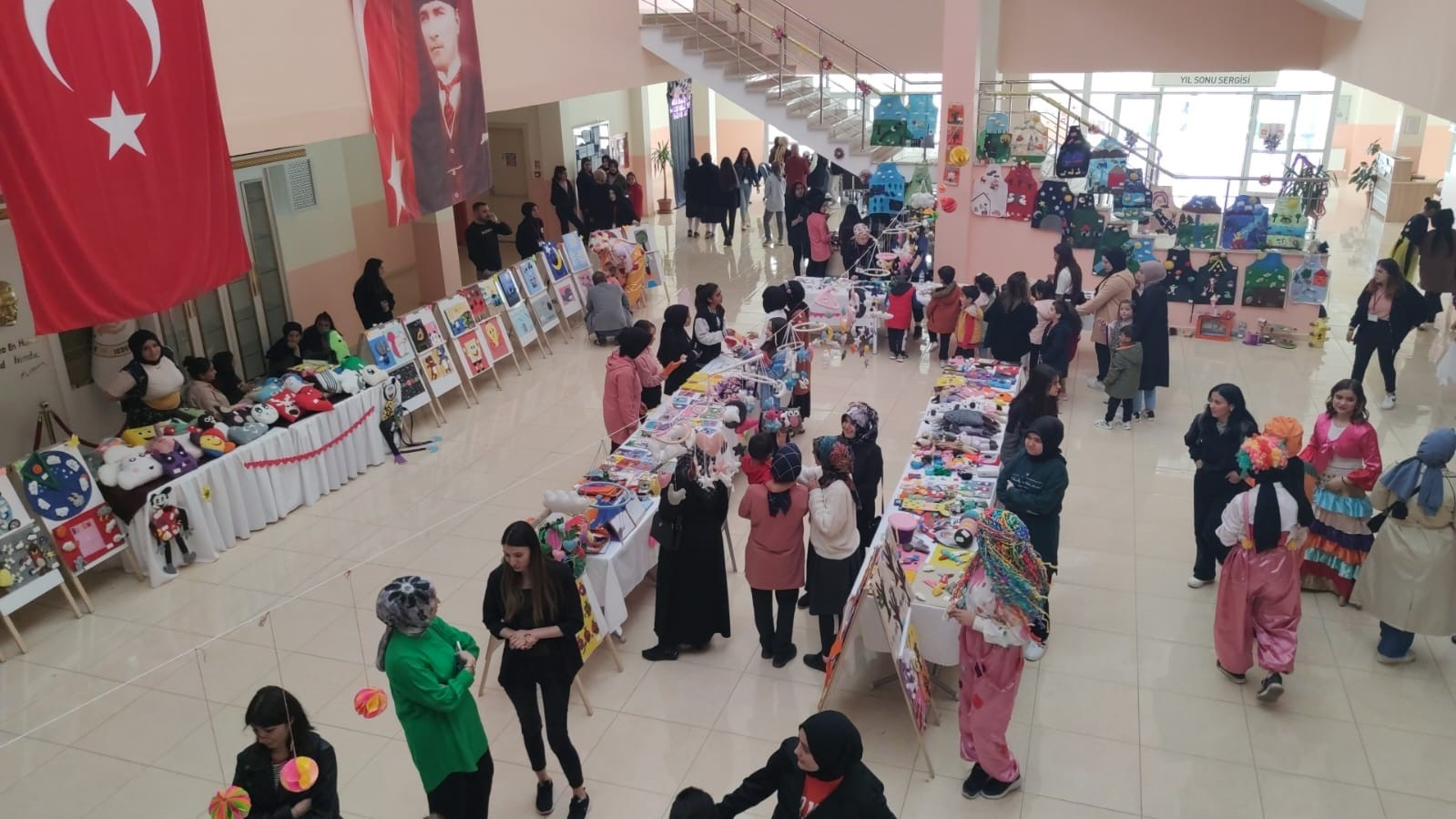 ERZURUM'UN AŞKALE İLÇESİNDE DEPREMZEDELER İÇİN HAYIR ÇARŞISI DÜZENLENDİ.