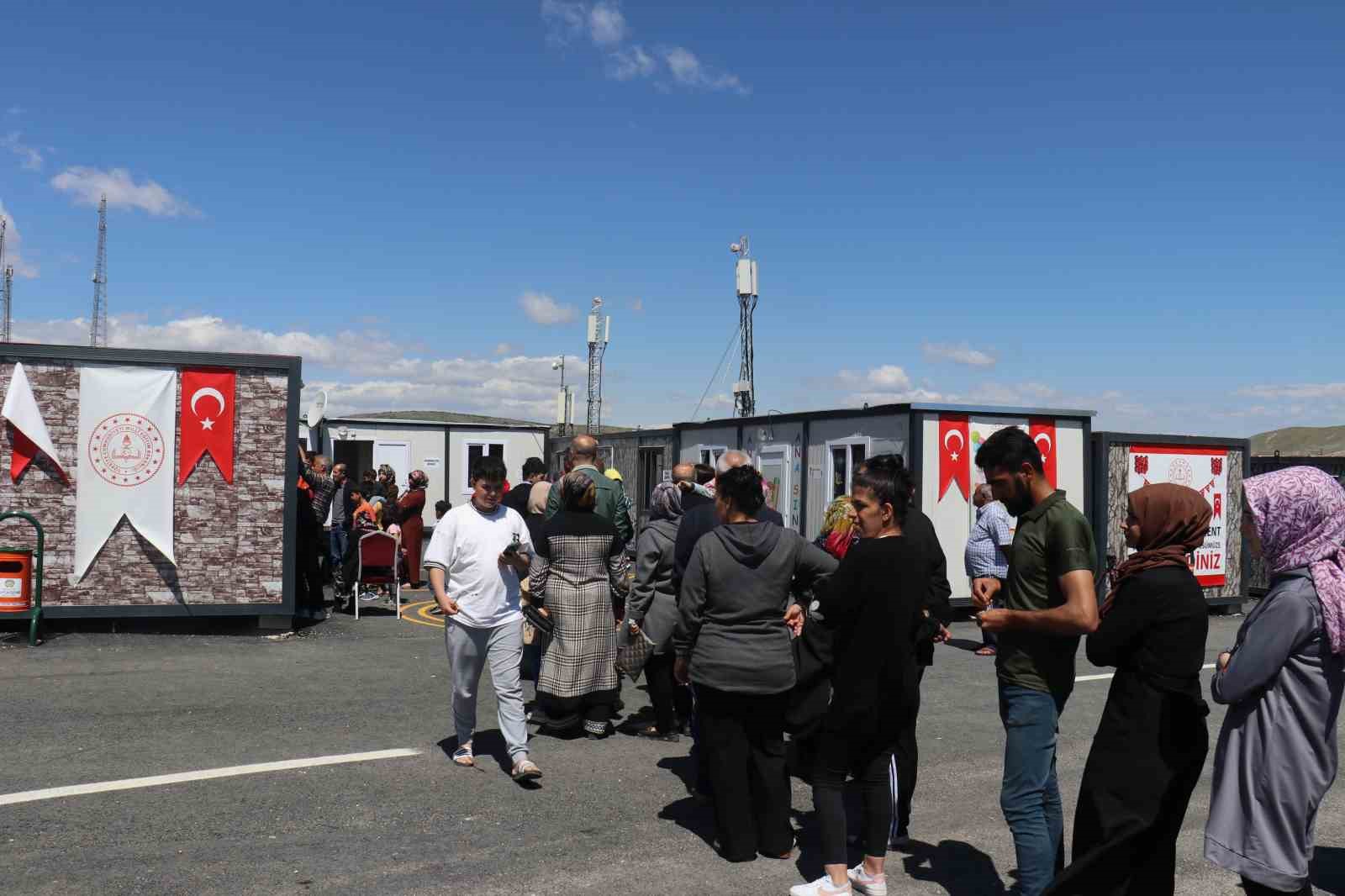 DEPREM BÖLGESİ OLAN MALATYA’DA KONTEYNER KENTTE KALAN DEPREMZEDELER VATANDAŞLIK GÖREVLERİNİ