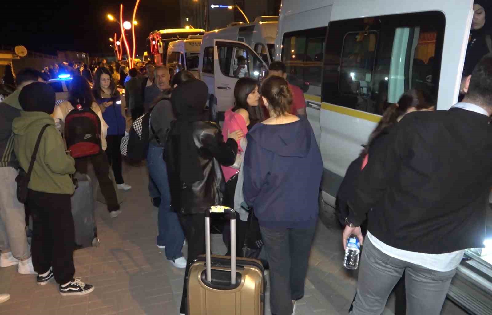 KAHRAMANMARAŞ MERKEZLİ DEPREMLERİN ARDINDAN YAŞADIKLARI ŞEHİRLERDEN AYRILARAK KIRIKKALE'YE GELEN DEPREMZEDELER,