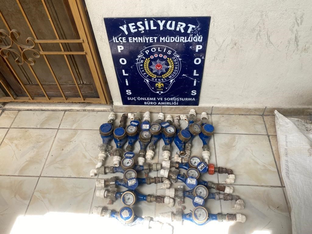 DEPREMZEDELERE EVLERİNDE HIRSIZLIK YAPAN ZANLILAR YAKALANDI