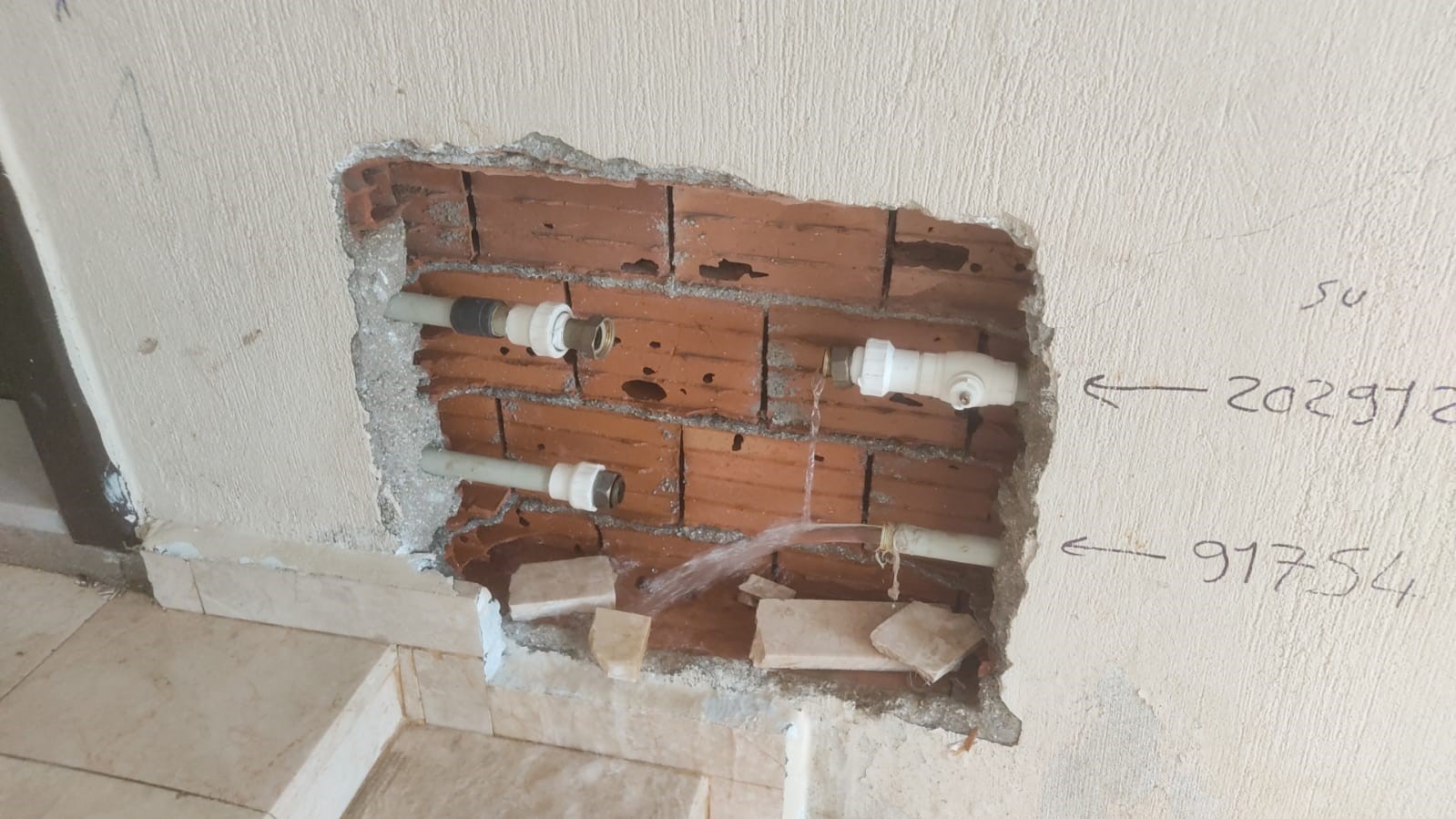 HATAY’IN KIRIKHAN İLÇESİNDE KAHRAMANMARAŞ MERKEZLİ DEPREMDE HASAR GÖREN BİNALARA GİREN
