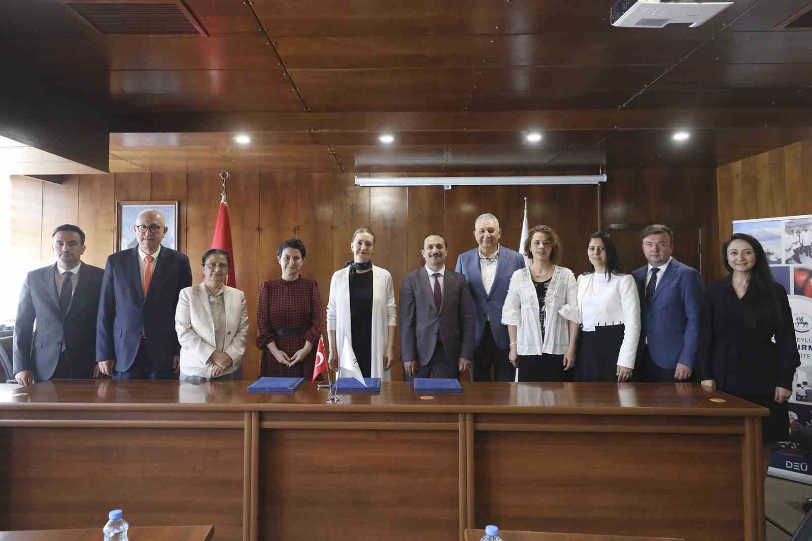 DEÜ REKTÖRLÜĞÜ BİNASINDA DÜZENLENEN PROTOKOL İMZA TÖRENİNE; DEÜ REKTÖRÜ PROF.