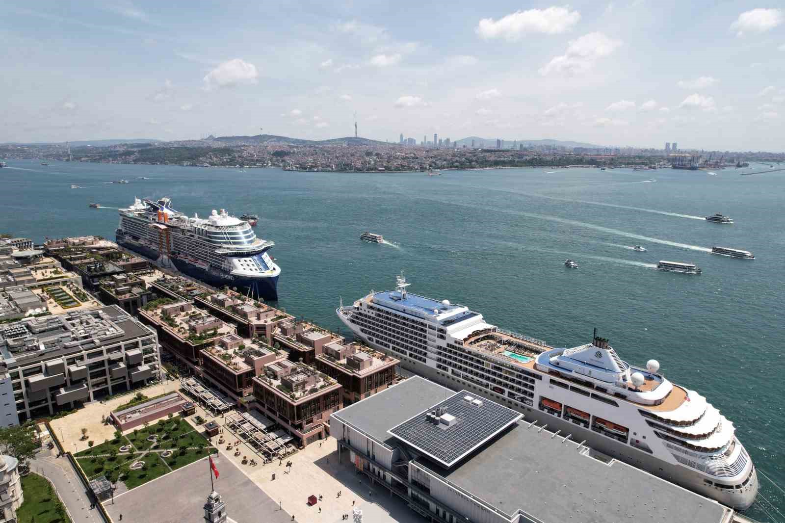 DEV KRUVAZİYERLER GALATAPORT'A DEMİRLEDİ