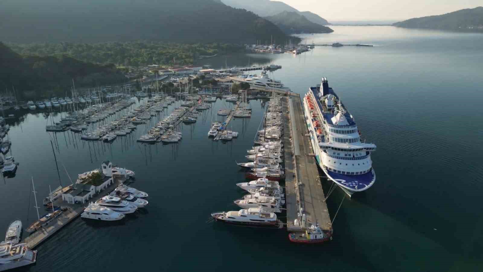 YÜZEN OTEL CROWN İRİS 1300 İSRAİLLİ YOLCUSU İLE MARMARİS’E GELDİ