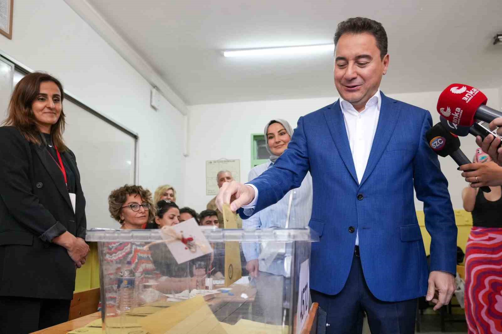 DEVA PARTİSİ GENEL BAŞKANI ALİ BABACAN VE EŞİ ÜLKÜ ZEYNEP