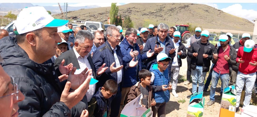 DEVELİ’DE YAPILAN ŞEKER PANCARI EKİMİNE PANCAR EKİCİLERİ YOĞUN İLGİ GÖSTERİYOR.