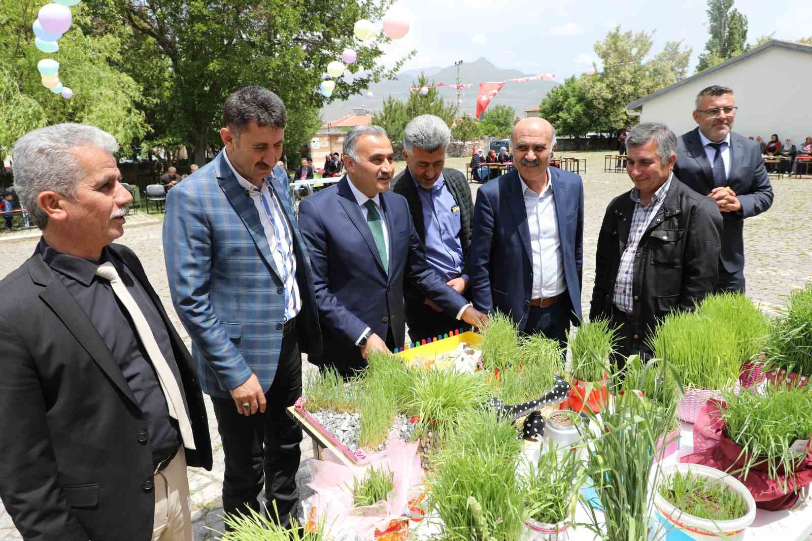 DEVELİ ÇAYIRÖZÜ İLKOKUL VE ORTAOKULU ÖĞRENCİLERİ, ÖĞRETMENLERİNİN DESTEĞİ İLE TÜRKÜLER,