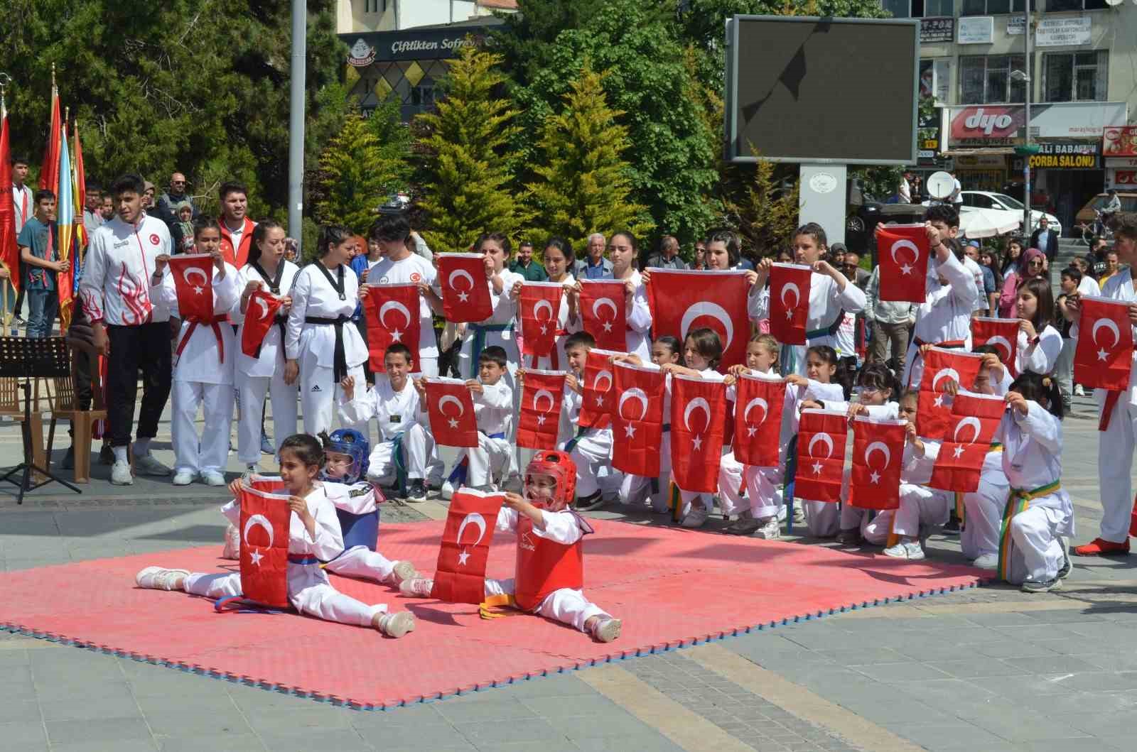 KAYSERİ'NİN DEVELİ İLÇESİNDE; CUMHURİYET MEYDANINDA DÜZENLENEN 19 MAYIS ATATÜRK'Ü ANMA