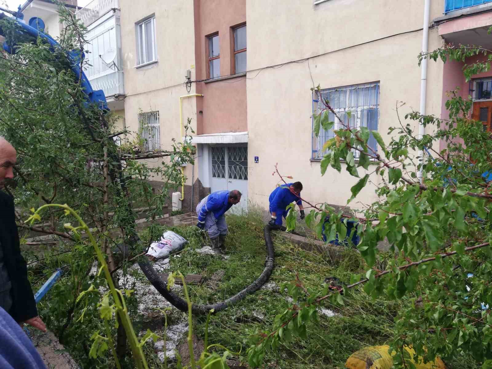 KAYSERİ'NİN DEVELİ İLÇESİNDE ETKİLİ OLAN SAĞANAK VE DOLU YAĞIŞI HAYATI