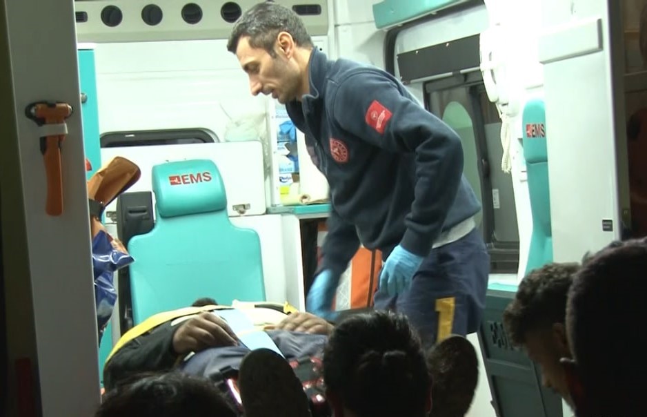 EDİRNE’DE DEVRİLEN İŞ MAKİNESİNİN KABİNİNDE SIKIŞAN OPERATÖRÜ İTFAİYE KURTARDI