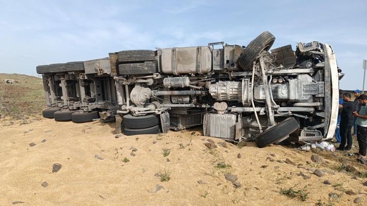 DEVRİLEN TIR’DA SIKIŞAN SÜRÜCÜ İTFAİYE EKİPLERİNCE KURTARILDI