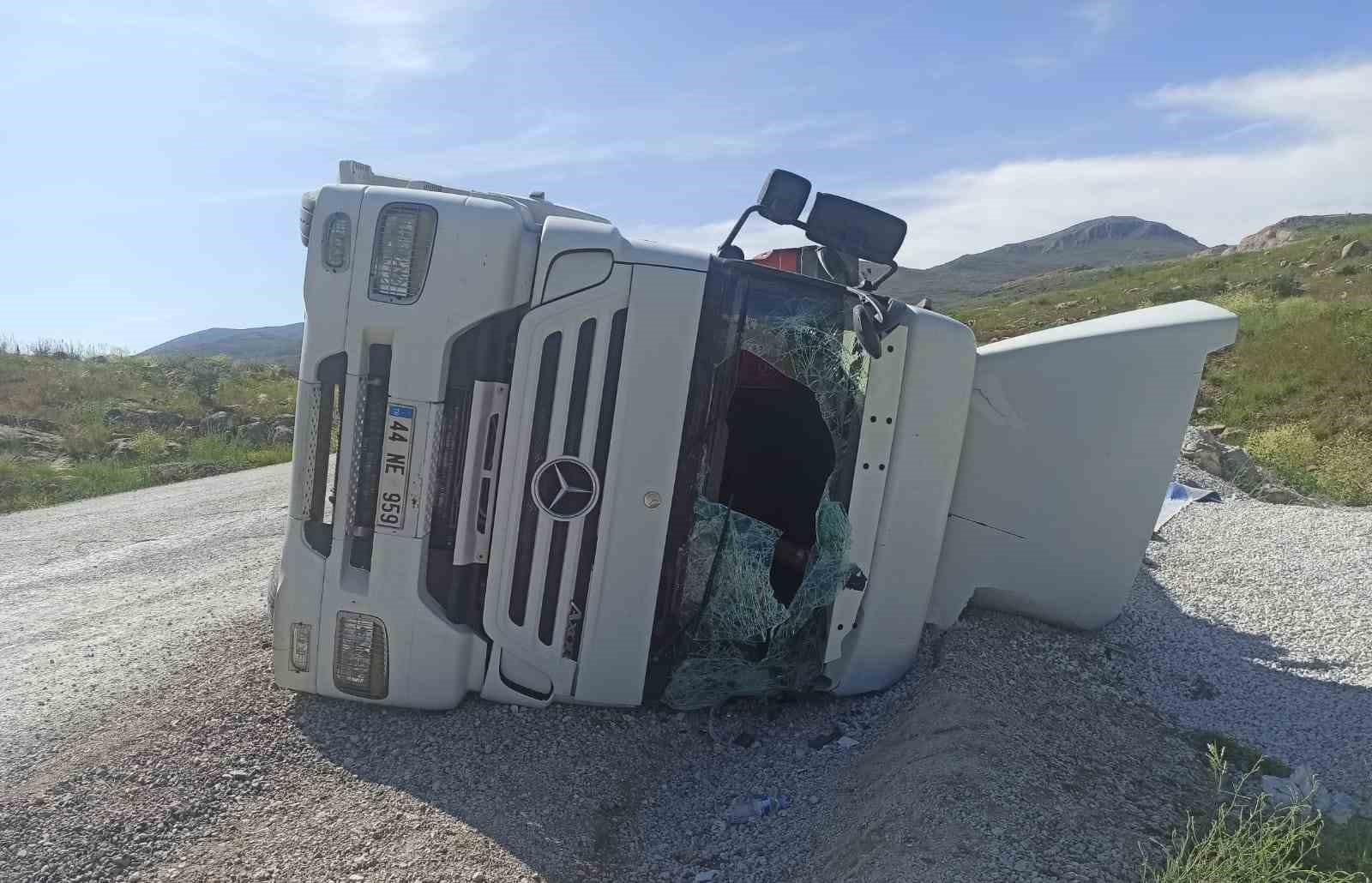 DERİLEN TIRIN SÜRÜCÜSÜ YARALANDI