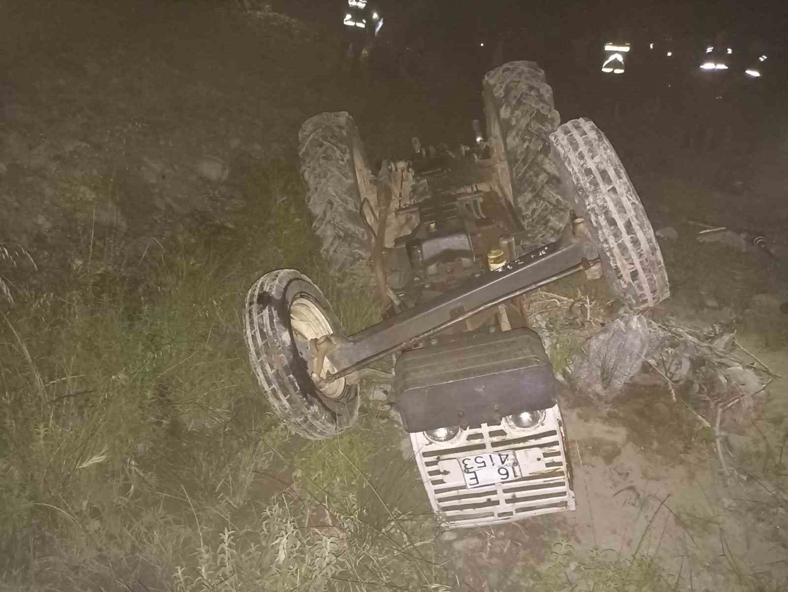 DEVRİLEN TRAKTÖRÜN ALTINDA KALAN SÜRÜCÜ HAYATINI KAYBETTİ