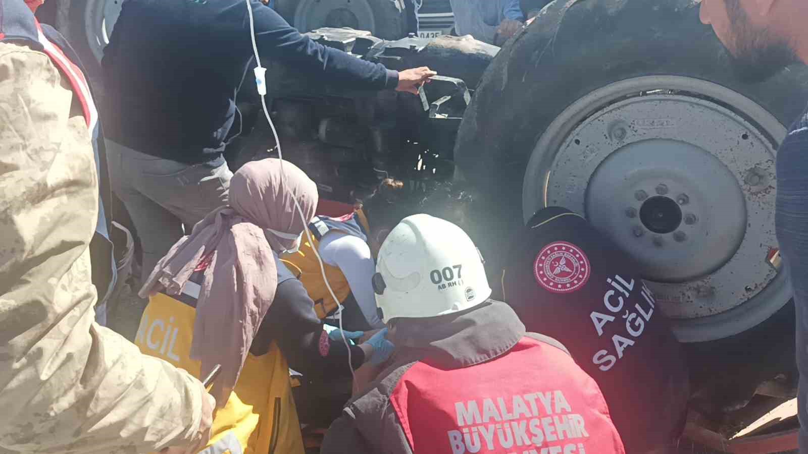 MALATYA’NIN YEŞİLYURT İLÇESİNDE SÜRÜCÜNÜN KONTROLÜNDEN ÇIKAN TRAKTÖR DEVRİLDİ. TRAKTÖRÜN ALTINDA