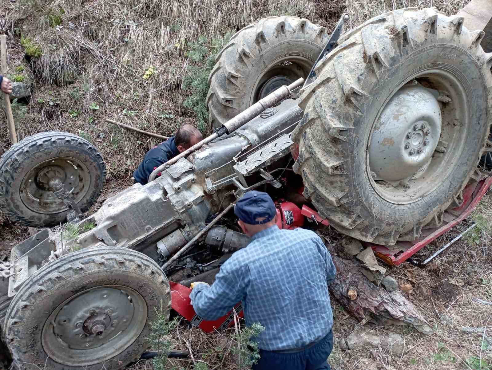 ÇORUM’UN İSKİLİP İLÇESİNDE KONTROLDEN ÇIKAN TRAKTÖR DEVRİLİRKEN, SÜRÜCÜ YARALI OLARAK