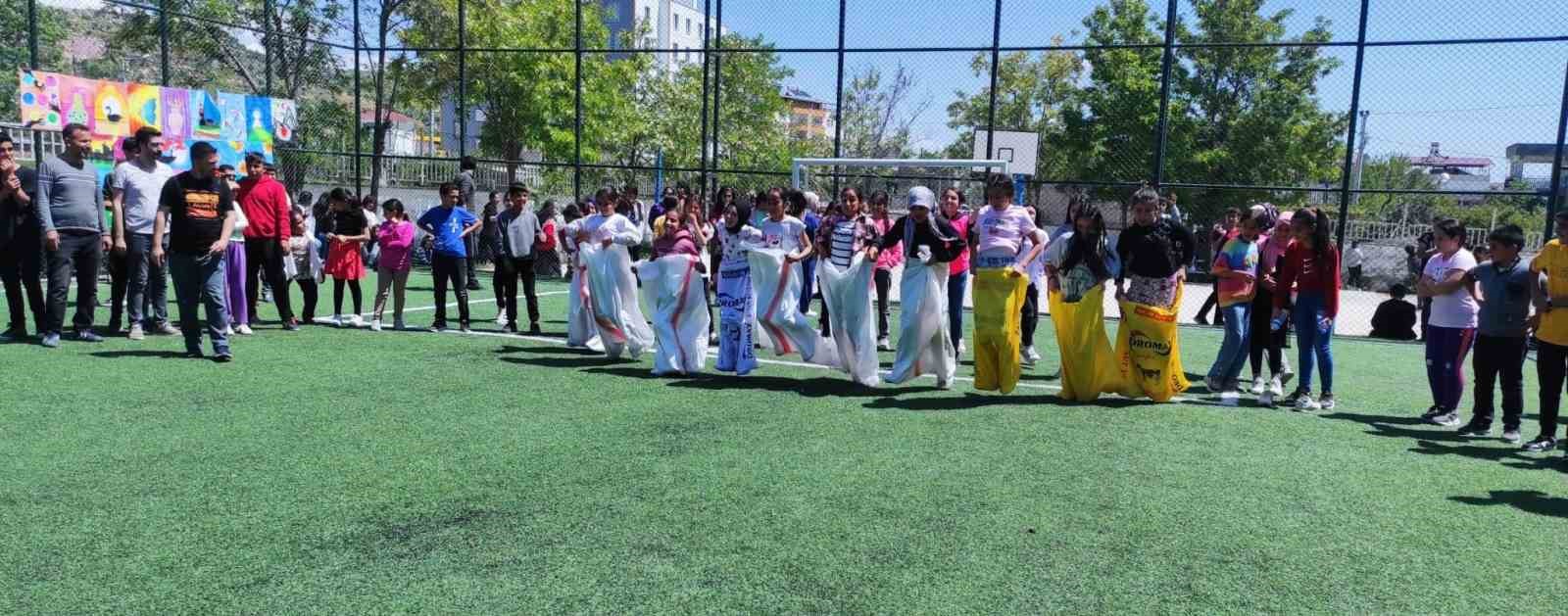 OKULDAKİ ÖZEL EĞİTİM ÖĞRENCİLERİNİN KATILDIĞI KORU VE DANS GÖSTERİMİ YAPILDI.