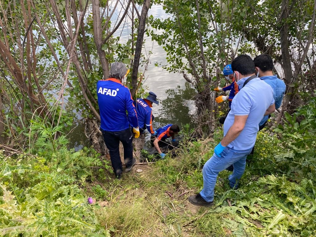 DİYARBAKIR'IN SUR İLÇESİNDE DİCLE NEHRİ'NDE 20 YAŞLARINDA BİR GENCİN CESEDİ