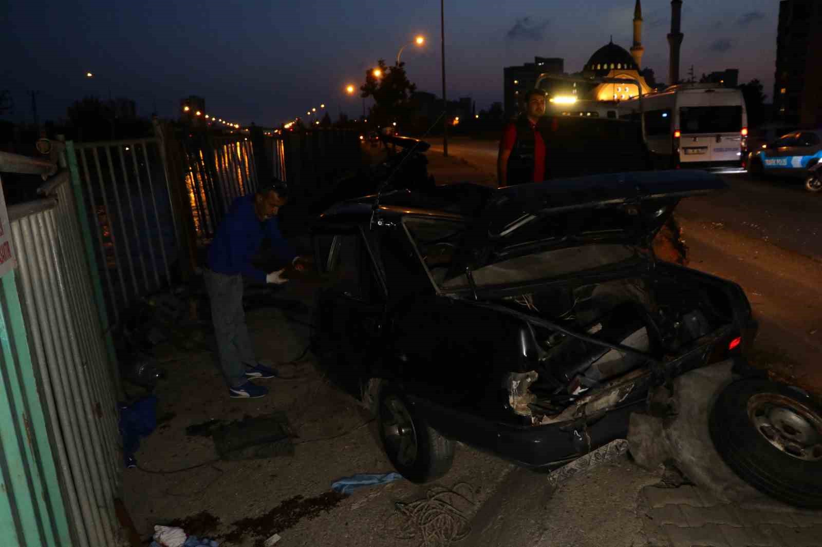 ADANA’DA MEYDANA GELEN TRAFİK KAZASINDA AYDINLATMA DİREĞİNE ÇARPAN OTOMOBİL İKİYE