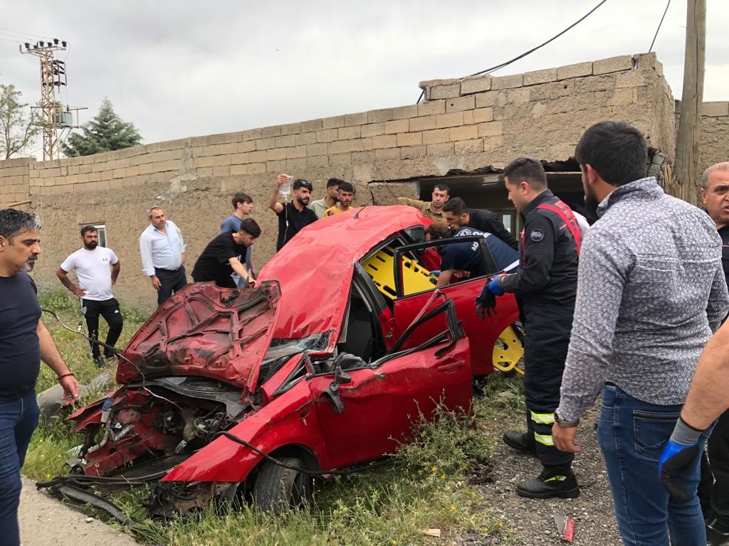 BATMAN’DA DİREKSİYON HAKİMİYETİNİ KAYBEDEN OTOMOBİL BAŞKA BİR ARACA ÇARPTIKTAN SONRA