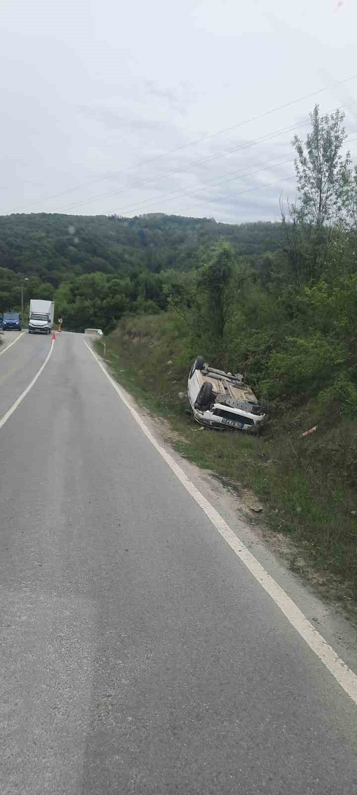 ZONGULDAK’IN ÇAYCUMA İLÇESİNDE DİREKSİYON HAKİMİYETİNİ KAYBEDEN SÜRÜCÜ TAKLA ATARAK BANKETE