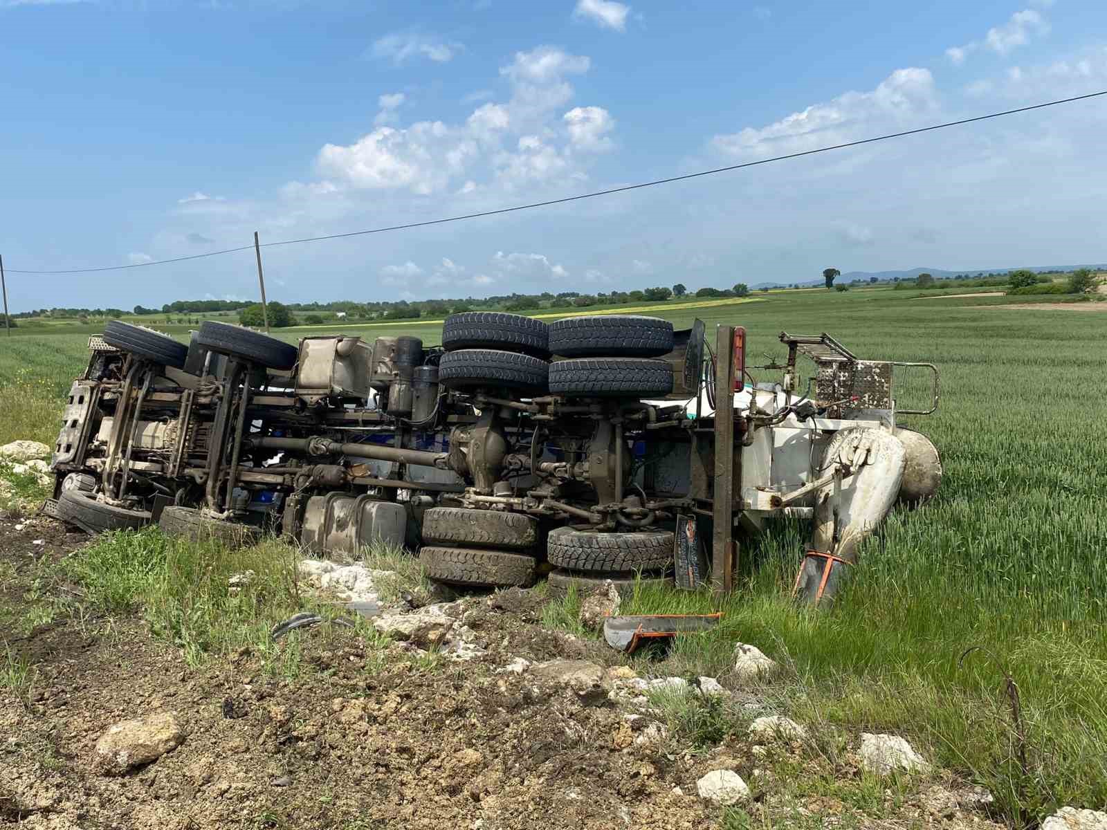 TEKİRDAĞ'DA MEYDANA GELEN TRAFİK KAZASINDAN DİREKSİYONU KİLİTLENEN BETON MİKSERİ DEVRİLEREK
