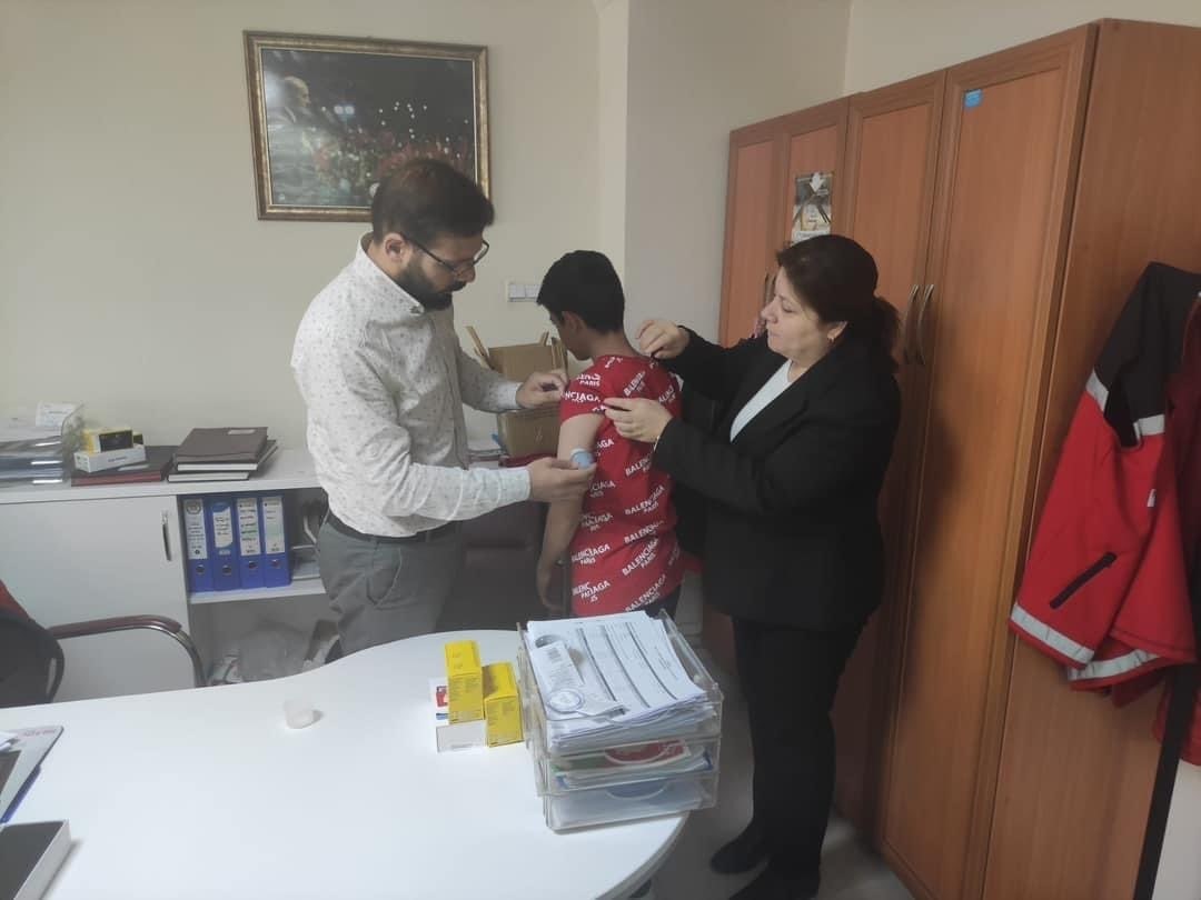 AFYONKARAHİSAR’IN EMİRDAĞ İLÇESİNDE SOSYAL YARDIM ALAN AİLELERİN DİYABET HASTASI ÇOCUK