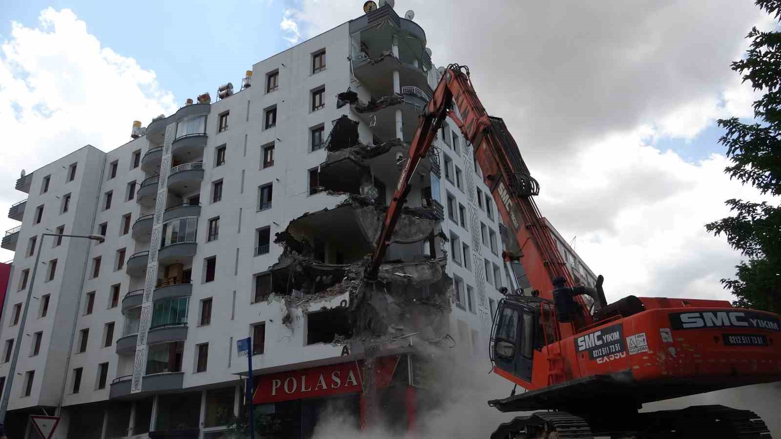 DİYARBAKIR’DA DEPREMDE KOLONLARI PATLAYAN BİNANIN YIKIMINA BAŞLANDI