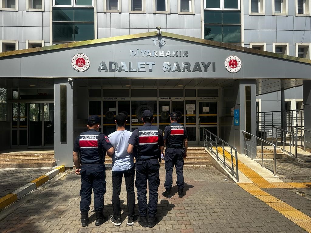 DİYARBAKIR’DA DURDURULAN BİR ARAÇTA GÖZALTINA ALINAN İKİ ŞÜPHELİDEN FİRARİ CİNAYET