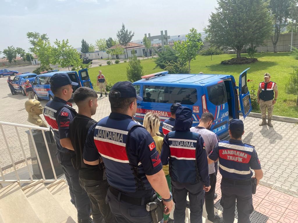 DİYARBAKIR DA JANDARMA EKİPLERİ TARAFINDAN HIRSIZLIK YAPTIĞI GEREKÇESİ İLE ARANAN