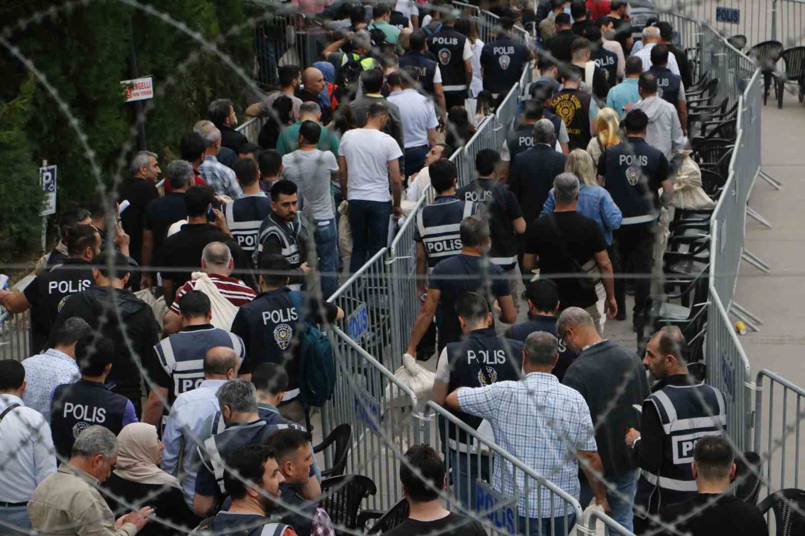 DİYARBAKIR’DA SANDIKLARIN AÇILMASIYLA SAYILAN OYLAR YSK’YA TESLİM EDİLİRKEN, İL SEÇİM