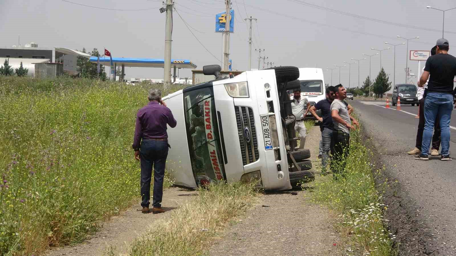 DİYARBAKIR’DA YOLCU MİNİBÜSÜ ŞARAMPOLE YUVARLANDI. KAZADA 7 KİŞİ YARALANDI.