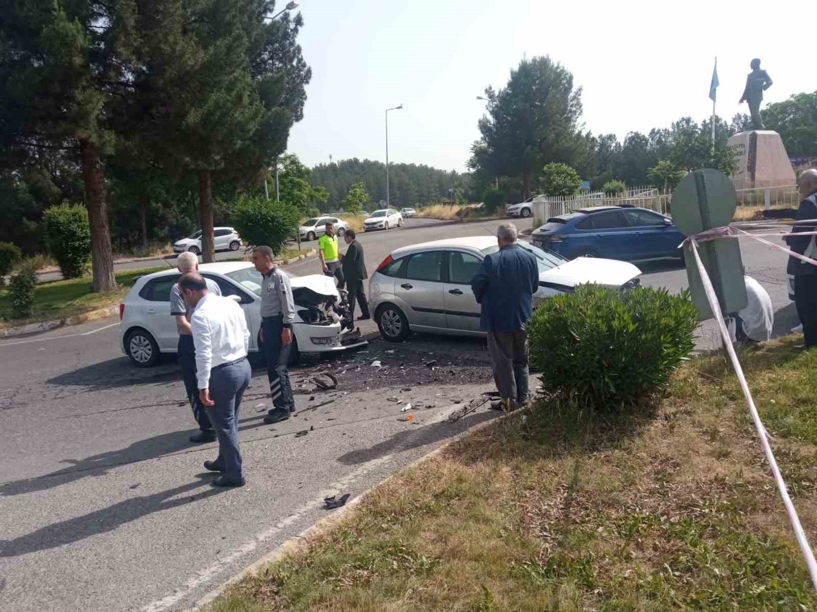 DİYARBAKIR DİCLE ÜNİVERSİTESİ’NDE İKİ OTOMOBİLİN KAFA KAFAYA ÇARPIŞTIĞI TRAFİK KAZASINDA