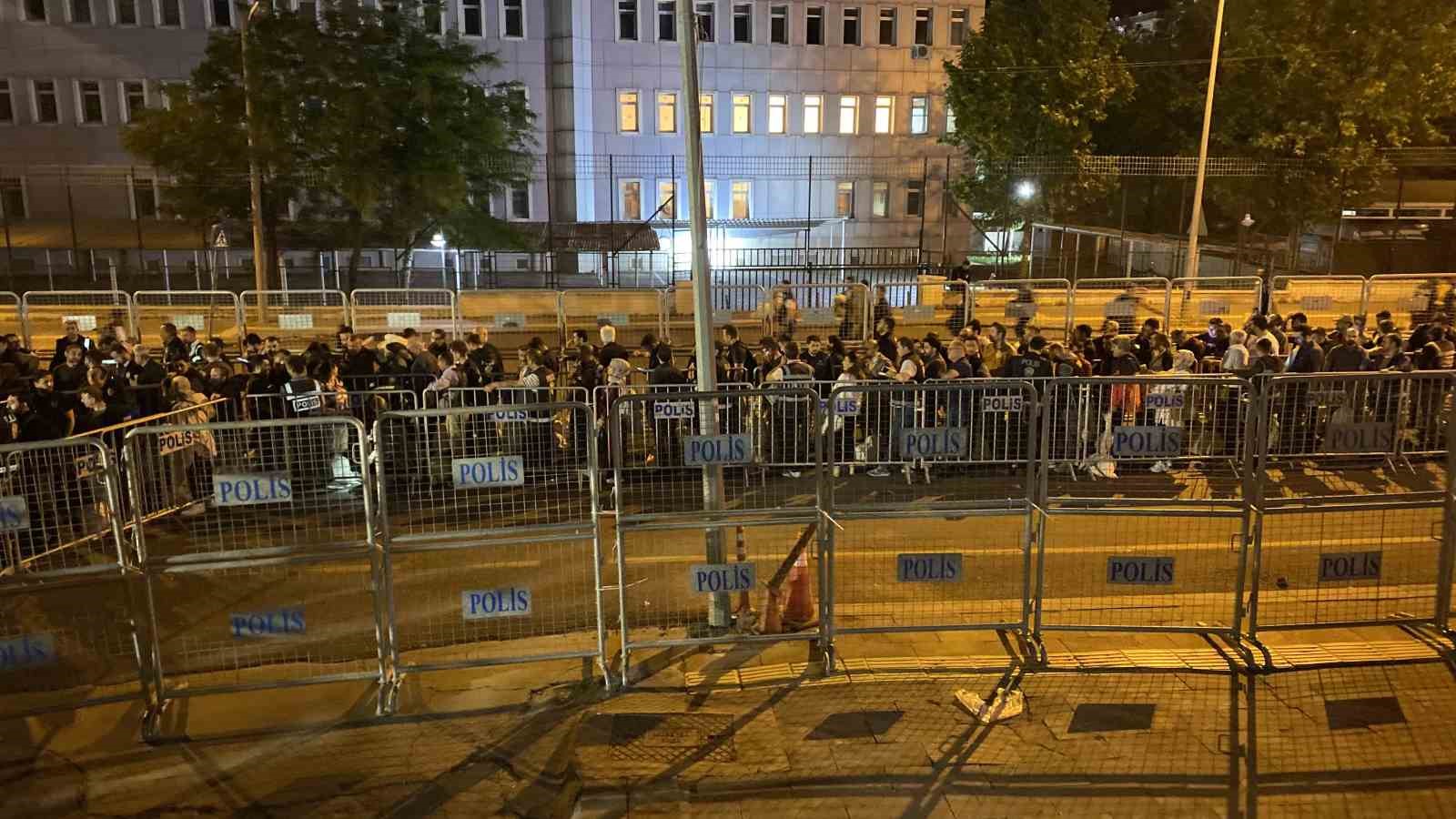 DİYARBAKIR’DA SAAT 17.00’DE SANDIKLARIN KAPANMASIYLA BİRLİKTE SAYIMI TAMAMLANAN OYLAR TORBALARA