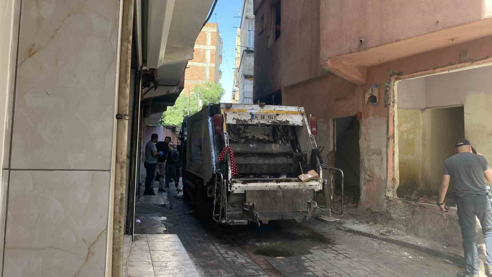 DİYARBAKIR’IN BAĞLAR İLÇESİNDE TERÖR YANDAŞI BİR GRUP, BELEDİYENİN ÇÖP TOPLAMA
