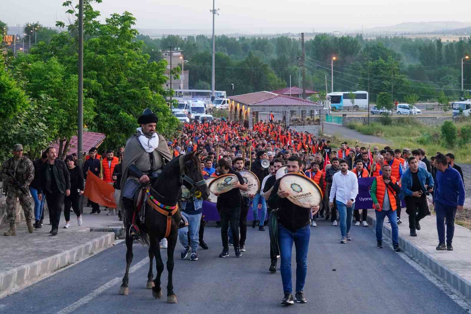 DİYARBAKIR'IN FETHİ'NİN 1384'ÜNCÜ YIL DÖNÜMÜ DOLAYISIYLA FETİH CAMİSİ'NDEN, SAHABELERİN KABRİNİN