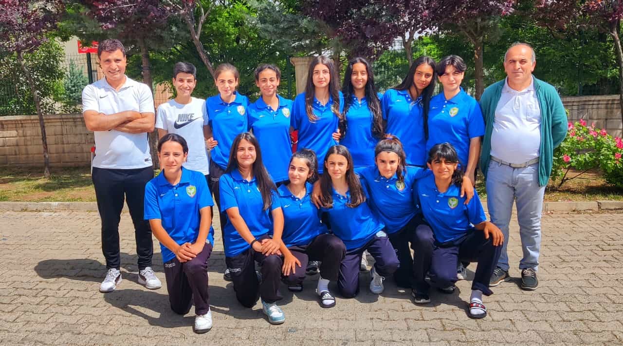 DİYARBAKIR ŞEHİT ÖĞRETMEN ELİF LİVAN ORTAOKULU YILDIZ KIZLAR FUTSAL TAKIMI