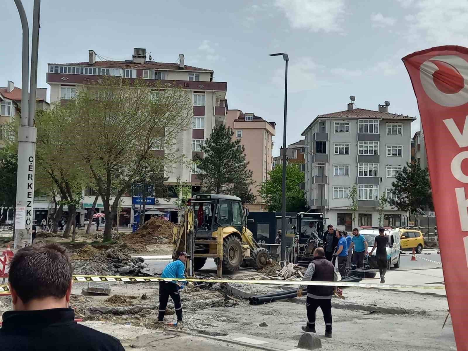 TEKİRDAĞ ÇERKEZKÖY ÖZTRAK CADDESİ’NDE ÇALIŞMA YAPAN BELEDİYE EKİPLERİNİN AYNI YERDE