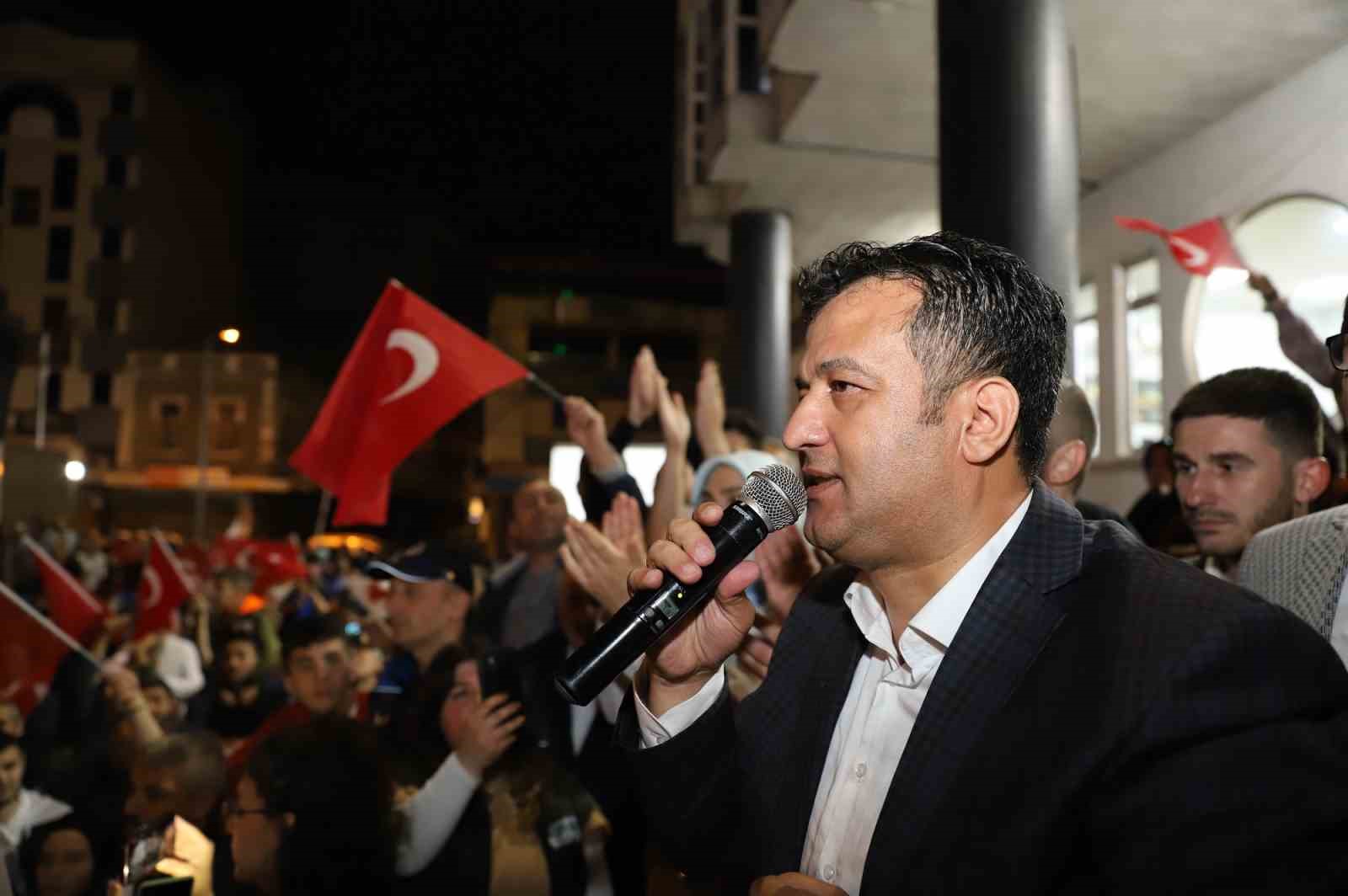 ÇARŞAMBA BELEDİYE MEYDANINDA BÜYÜK BİR KALABALIĞA KONUŞAN ÇARŞAMBA BELEDİYE BAŞKANI