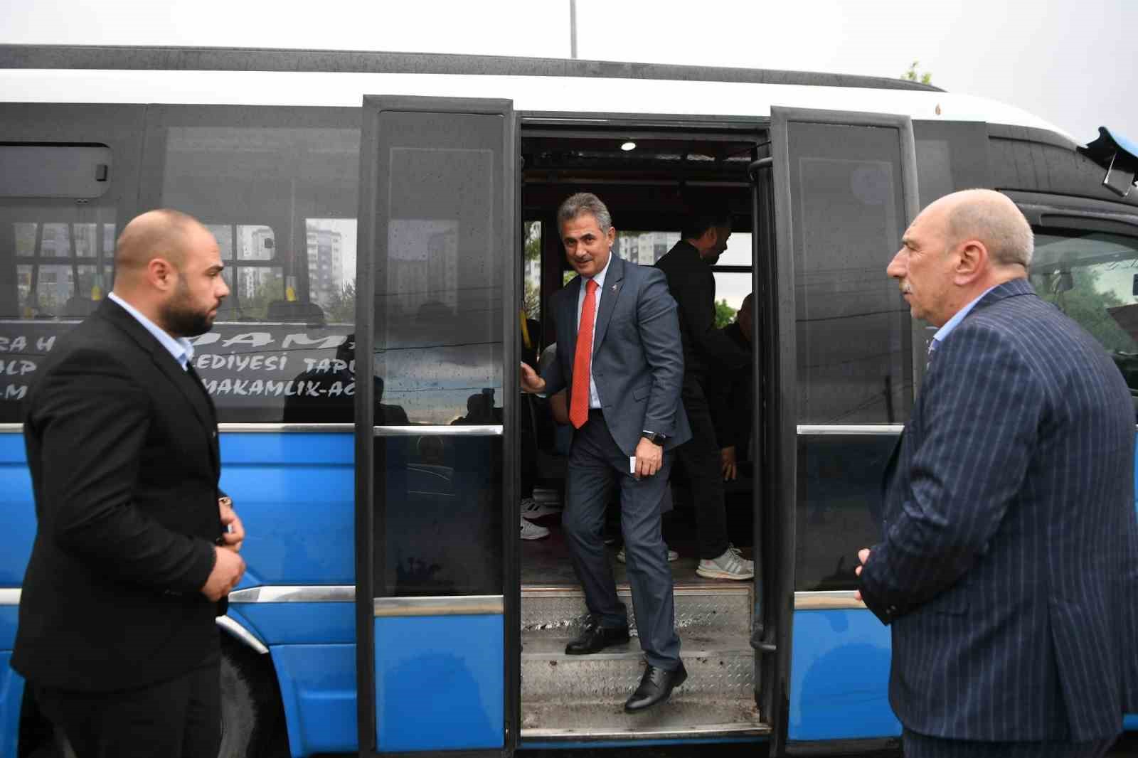 MAMAK BELEDİYE BAŞKANI MURAT KÖSE DOLMUŞA BİNDİ; HEM YOLCULARI HEM