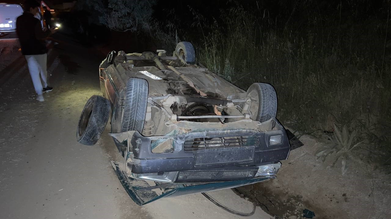 SAKARYA’NIN D-020 KARA YOLUNDA KAVŞAK İÇERİSİNDEN ÇIKAN OTOMOBİLLE ÇARPIŞTIKTAN SONRA